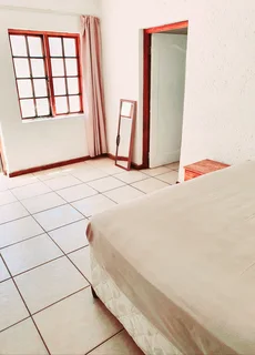 Rosebank 1 Bedroom Furnished Apartment in prime location near Rosebank Mall, SAE, Boston, Capsicum