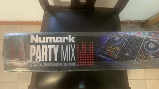 Numark party mix DJ controller with built in light show