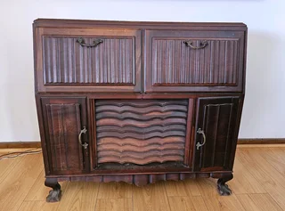 Ball & Claw Side Cabinet with Radio and Turntable