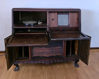 Ball &amp; Claw Side Cabinet with Radio and Turntable