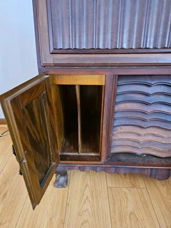 Ball &amp; Claw Side Cabinet with Radio and Turntable