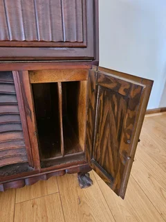 Ball &amp; Claw Side Cabinet with Radio and Turntable