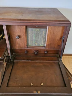 Ball &amp; Claw Side Cabinet with Radio and Turntable