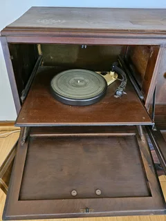 Ball &amp; Claw Side Cabinet with Radio and Turntable