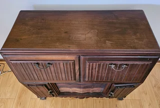 Ball &amp; Claw Side Cabinet with Radio and Turntable