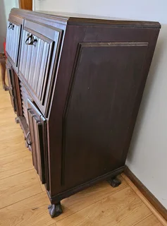 Ball &amp; Claw Side Cabinet with Radio and Turntable