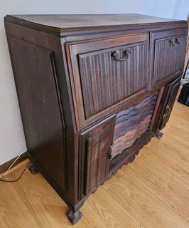 Ball &amp; Claw Side Cabinet with Radio and Turntable