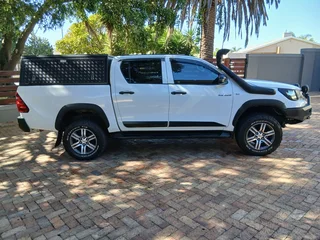 2016 Toyota Hilux Double Cab SRX 4x4 (ONLY 2 OWNERS)