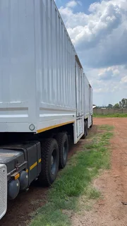 2000 Front &amp; 1999 Back UTB Link, Pantech Volume Body Link with Well Decks.