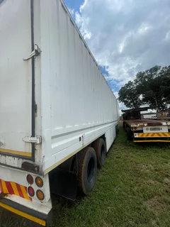 2000 Front &amp; 1999 Back UTB Link, Pantech Volume Body Link with Well Decks.