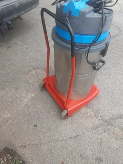 Industrial wet &amp; dry vacuum cleaner