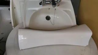 Bathtub and basin and pedistal with free taps
