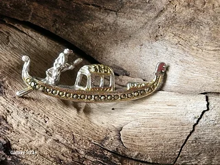 Vintage gondola brooch