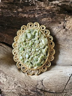 Vintage jade chip oval brooch