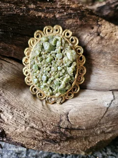 Vintage jade chip oval brooch