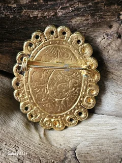 Vintage jade chip oval brooch