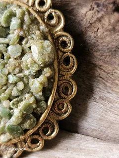 Vintage jade chip oval brooch