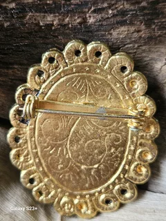 Vintage jade chip oval brooch