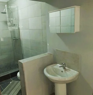 Gorgeous studio cottage in Sarnia, Ptn with own terrace, wi-fi and secure pkg. Avail imm