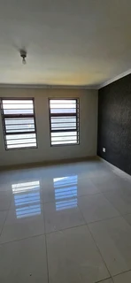 R10000pm Spacious 2 Bedroom Morningside House