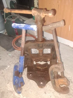 pipe vice and pipe cutters