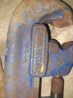 pipe vice and pipe cutters