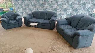 Genuine leather Grafton Everest lounge suit 3.2.1 in good condition and very comfortable