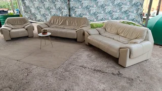 Genuine full leather lounge suit 3.2.1 beautiful condition very comfortable and clean