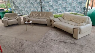 Genuine full leather lounge suit 3.2.1 beautiful condition very comfortable and clean