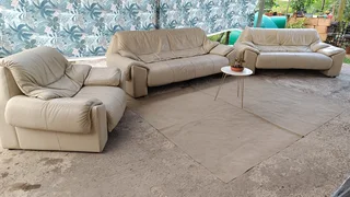 Genuine full leather lounge suit 3.2.1 beautiful condition very comfortable and clean