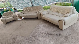 Genuine full leather lounge suit 3.2.1 beautiful condition very comfortable and clean