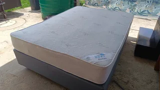 Queen size slumber king mattress and base in great condition and very comfortable and clean