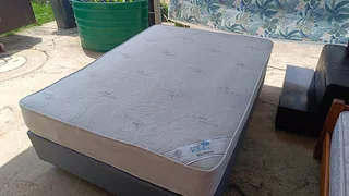 Queen size slumber king mattress and base in great condition and very comfortable and clean