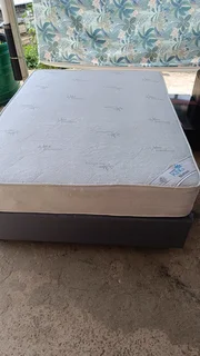Queen size slumber king mattress and base in great condition and very comfortable and clean