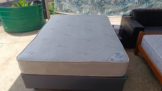 Queen size slumber king mattress and base in great condition and very comfortable and clean