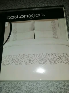 QUEEN DUVET SET WITH PILLOW CASES