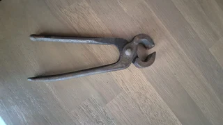 Vintage horse shoe pliers up for grabs only R80.