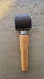 Vintage Hoggson & Pettis Steel Radius corner 1.5lb Hand Roller Tool Leather USA.