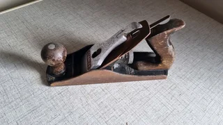 Stanley no 4 hand planer for sale.  Handle has crack.