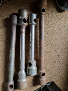 Heavy duty truck wheel spanner/sockets