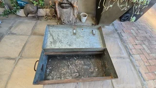 Metal toolbox 760mm x 340mm x 280mm in great condition