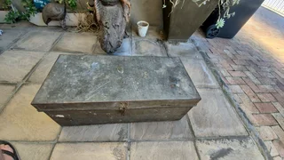 Metal toolbox 760mm x 340mm x 280mm in great condition