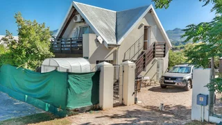 Charming 2-Bedroom Gem with Vineyard Views in Idasvalley