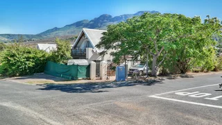 Charming 2-Bedroom Gem with Vineyard Views in Idasvalley