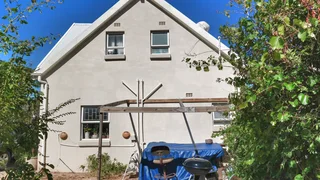 Charming 2-Bedroom Gem with Vineyard Views in Idasvalley