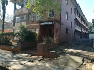 Room to rent in a 3 bedroom flat