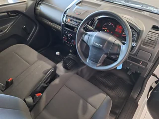 2022 Isuzu D-Max 250C Base, White with 107500km available now!