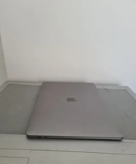 Apple Macbook Pro 15inch 1TB SSD Touchbar 8-Core i9, Space grey