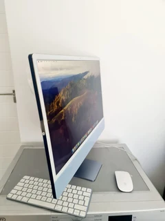iMac 24-inch with Retina 4.5K display  Apple M1 Chip 8-Core GPU