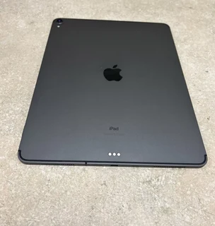 Apple A1876 iPad Pro 3rd Gen. 128GB, Wi-Fi 12.9 in - Space Grey